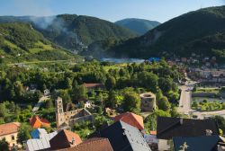 Veduta panoramica di Jajce dalla fortezza in cima alla collina, Bosnia e Erzegovina.

