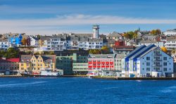 Veduta panoramica di Kristiansund, Norvegia. Conosciuta anche come la città dei baccalà, Kristiansund vanta un porto spettacolare e anche un'ottima reputazione nel campo della ...