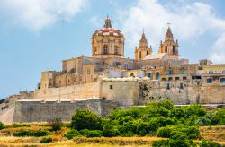 Veduta panoramica di Mdina, Malta. L'antica capitale dell'arcipelago conserva ancora intatto il suo aspetto monumentale: all'interno delle austere mura arabe si trovano meravigliosi ...
