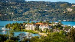 Veduta panoramica di Montego Bay, Giamaica. Grazie alla sua splendida baia, Mo' Bay (come viene anche chiamata) attira ogni anno migliaia di turisti che possono raggiungerla facilmente in ...