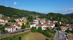 Veduta panoramica di Piazza al Cerchio, siamo in Toscana in provincia di Lucca