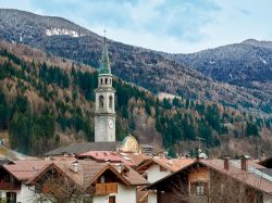 Veduta panoramica di Pinzolo con il campanile, Val Rendena, Trentino Alto Adige.

