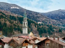 Veduta panoramica di Pinzolo con il campanile, Val Rendena, Trentino Alto Adige.

