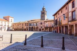 Veduta panoramica di Plaza Mayor nel centro di Medinaceli, Spagna: qui nel 1971 venne ambientato il film "Giù la testa" diretto da Sergio Leone - © JordiCarrio / Shutterstock.com ...