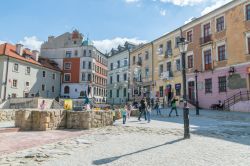 Veduta panoramica di Po Farze Square a Lublino, Polonia: sulle fondamenta della chiesa parrocchiale un artista di strada fa bolle con il sapone  - © Robson90 / Shutterstock.com