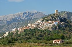 Veduta panoramica di Posada, Sardegna. Ancora oggi questa localitù conserva intatto il suo fascino medievale: è un intricato labirinto di pietra con vicoli, scalinate e piazzette ...