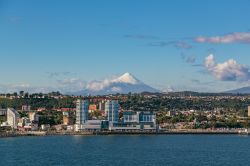 Veduta panoramica di Puerto Montt, Cile. Da qui parte la strada di comunicazione chiamata Carretera Austral che collega con la Patagonia cilena.
