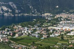 Veduta panoramica di Riva del Garda, Trentino Alto Adige. E' un territorio ricco di testimonianze storiche, meraviglie naturali e paesaggi indimenticabili - © 150681890 / Shutterstock.com ...