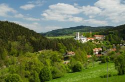 Veduta panoramica di Rozmberk nad Vltavou, Repubblica Ceca. Vegetazione a perdita d'occhio circonda questa graziosa località a sud del territorio ceco
