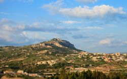 Veduta panoramica di Sciacca, Sicilia. La cittadina è situata a forma di anfiteatro sul mare a mezzogiorno della Sicilia.



