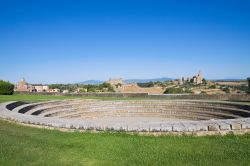 Veduta panoramica di Tuscania, provincia di Viterbo, Lazio. Questo ridente borgo medievale è situato sulle morbide colline della maremma viterbese, nell'Alto Lazio.
