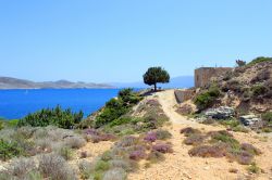 Veduta panoramica di una baia di Pserimos, Grecia: il litorale è un alternarsi di scogli, sabbia soffice e ciottoli.
