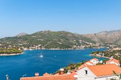 Veduta panoramica di una baia nei pressi di Zaton, Croazia. Il borgo si trova alla foce del fiume Krka. 
