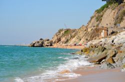 Veduta panoramica di una spiaggia di Arenys de Mar, Spagna.



