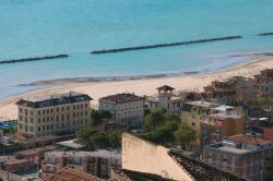 Veduta panoramica di una spiaggia di Grottammare, Ascoli Piceno (Marche). Il litorale è lambito da acque limpide e pulite ed è perfetto sia per le famiglie che per gruppi di giovani.
 ...