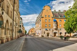 Veduta panoramica di una strada nella città di Linkoping, Svezia, in una giornata di sole.
