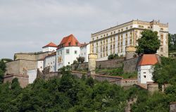 Veduta panoramica di Veste Oberhaus a Passau, Germania. Questa fortezza venne edificata nel 1219 dal principe-vescovo cittadino per controllare i commerci fluviali. Fu rimaneggiata nei secoli ...