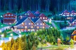 Veduta panoramica estiva delle case di Bukovel con i boschi sullo sfondo, Ucraina.


