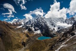 Veduta panoramica fra le alte montagne della Cordillera Huayhuash, Ande, Perù. Questa cordigliera è situata al confine fra due regioni: quella di Ancash e quella di Huanuco. E' ...