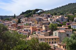 Veduta panoramica su case e tetti del borgo di Bormes-les-Mimosas, Francia. Tipico villaggio provenzale, Bormes ha un interessante centro storico che si presenta come un presepe.



