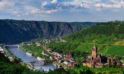 Veduta panoramica su Cochem e sulla Valle dela Mosella, nell'ovest della Germania. In questa zona si produce il famoso Riesling.