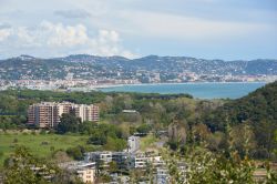 Veduta panoramica su Mandelieu-la-Napoule e Cannes dalle montagne, Alpi Marittime, Francia.
