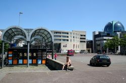 Veduta panoramica su Wilhelmina Square a Leeuwarden, Paesi Bassi. Questa graziosa e accogliente cittadina della Frisia può essere esplorata a piedi in tutta comodità © Joop ...