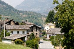 Veduta panoramica sui tetti del borgo valdostano di Introd immerso nella natura rigogliosa - © Taesik Park / Shutterstock.com