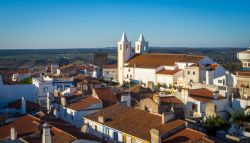 Veduta panoramica sui tetti del villaggio di Avis, Alentejo, Portogallo.



