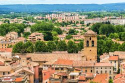 Veduta panoramica sui tetti della città di Orange, Francia, dalla collina di Saint Eutrope. La cittadina è rinomata anche per le Chorégies d'Orange, festival della musica ...