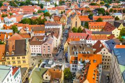 Veduta panoramica sui tetti della cittadina bavarese di Augusta, Germania.

