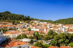 Veduta panoramica sui tetti della cittadina di Monchique, Algarve, Portogallo. Questa località è circondata da una fitta vegetazione lussureggiante.

