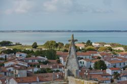 Veduta panoramica sui tetti di Saint-Martin-de-Re, Francia, dalla chiesa cittadina.
