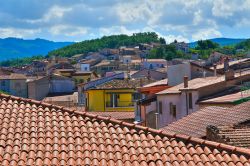 Veduta panoramica sui tetti di Satriano di Lucania, Basilicata. Il centro abitato si trova nell'Appennino Meridionale, nella Valle del Melandro; il territorio appartiene alla provincia di ...