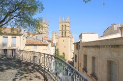 Veduta panoramica sul campanile della cattedrale di San Pietro a Montpellier, Francia.

