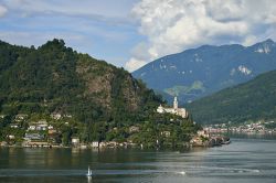 Veduta panoramica sul lago di Lugano, sulla città di Morcote e sulla chiesa di Santa Maria del Sasso (Svizzera). In antichità questa cittadina è stata il porto principale ...