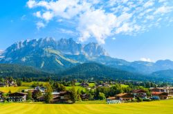 Veduta panoramica sul villaggio alpino di Going am Wilden Kaiser con le Alpi austriache sullo sfondo, Tirolo.




