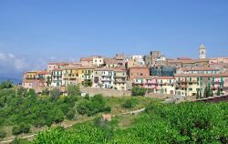 Veduta panoramica sul villaggio di Capoliveri, Isola d'Elba, Toscana. Nonostante le sue piccole dimensioni, il paesino vanta luoghi diversissimi e monumenti di interesse appartenenti ai ...