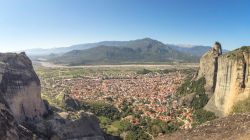 Veduta panoramica sulla città di Kalambaka da Meteora, Grecia, in una giornata soleggiata. Siamo in Tessaglia.
