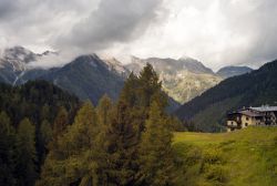 Veduta panoramica sulle Alpi Orobie nello ski resort di Foppolo (Lombardia) in estate.

