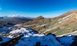 Veduta panoramica sulle montagne innevate dall'Ishak Pasha Palace di Dogubeyazit, Turchia.
