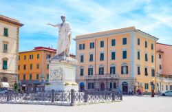 Veduta di Piazza della Repubblica a Livorno, Toscana, con il monumento a Ferdinando III°. Opera di Francesco Pozzi, il monumento al granduca Ferdinando III° di Toscana venne inaugurato ...