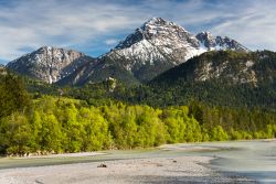 Veduta primaverile delle Alpi nei pressi di Reutte, Tirolo, Austria.

