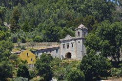 Veduta delle rovine del convento Nossa Senhora de Desterro nei pressi di Monchique, sud Portogallo.
