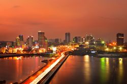 Veduta serale di Johor Bahru, una delle più grandi città del sud Malesia vicino a Singapore.



