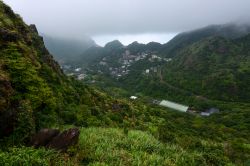 Veduta sopra il Gold Ecological Park di Chiufen, Taiwan. Quest'area verde si trova nella cittadina di Jinguashi nel Ruifang District poco lontano da Chiufen. Viene considerato il primo parco ...