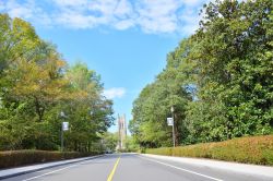 Veduta della strada per la Duke University con la cattedrale Duke sullo sfondo, Durham, Carolina del Nord - © Chadarat Saibhut / Shutterstock.com
