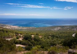 Veduta su Cala Gonone e sul Golfo di Orosei da una strada panoramica della Sardegna.
