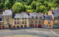 Veduta su una strada della città dal castello di Fougères, Bretagna.