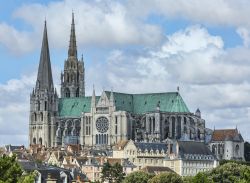 Veduta sud della cattedrale di Nostra Signora a Chartres, Francia.

